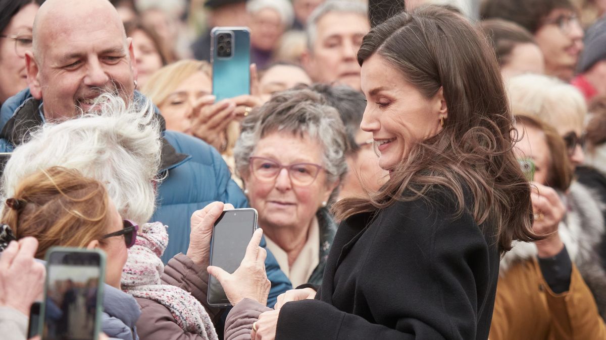 La reina Letizia se da un baño de masas en Tudela y se salta el protocolo