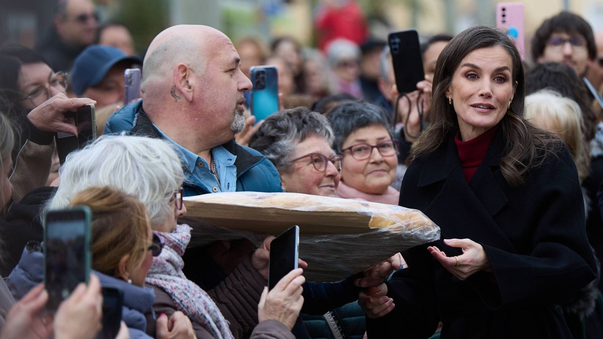 Letizia recibiendo su regalo