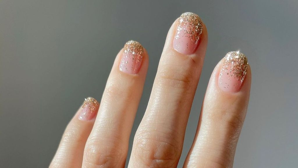 Manicura nude con detalles glitter de Betina Goldstein