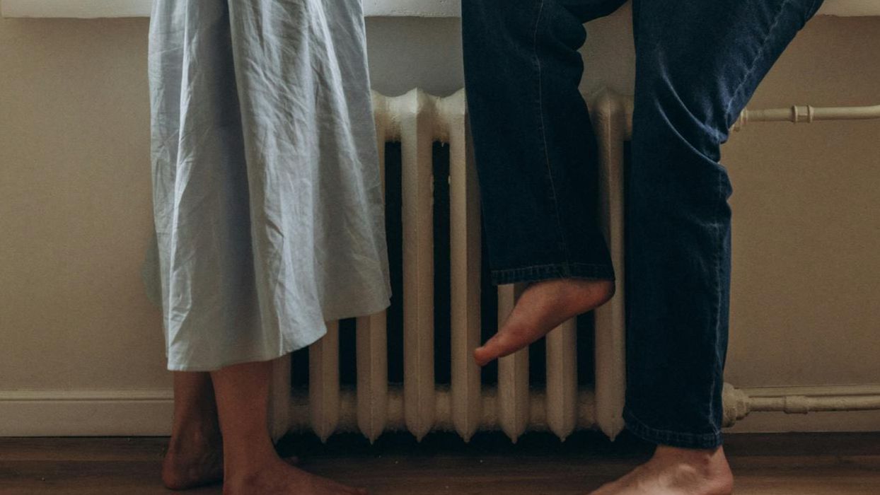 No uses el radiador para secar la ropa. FUENTE: Pexels