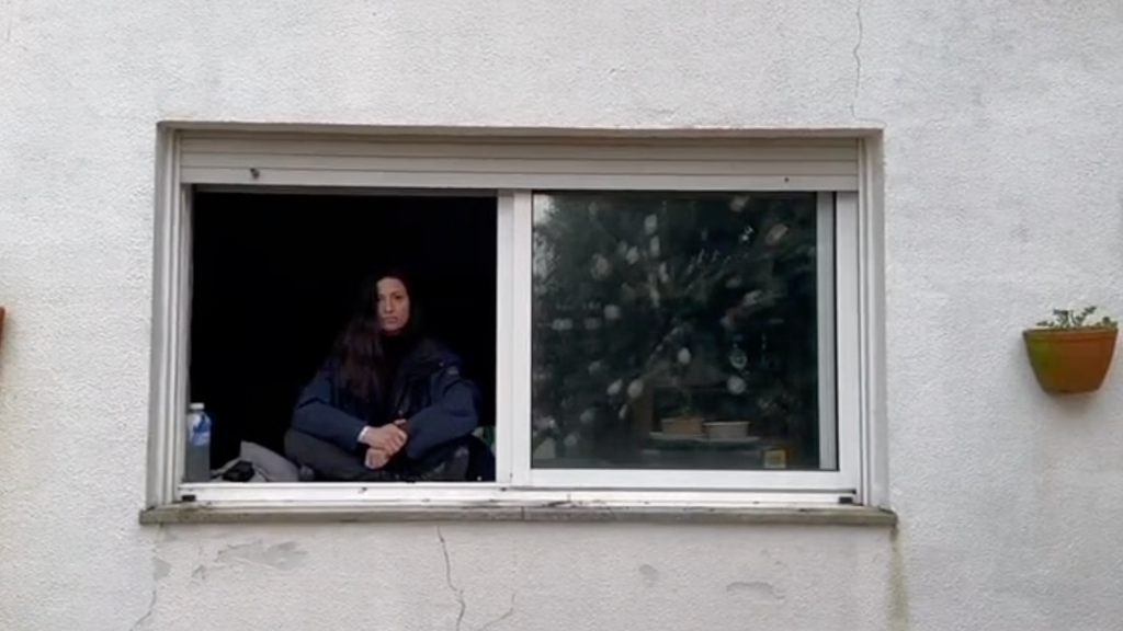 Pilar García, okupando su vivienda en el que tiene a una familia sin pagar.