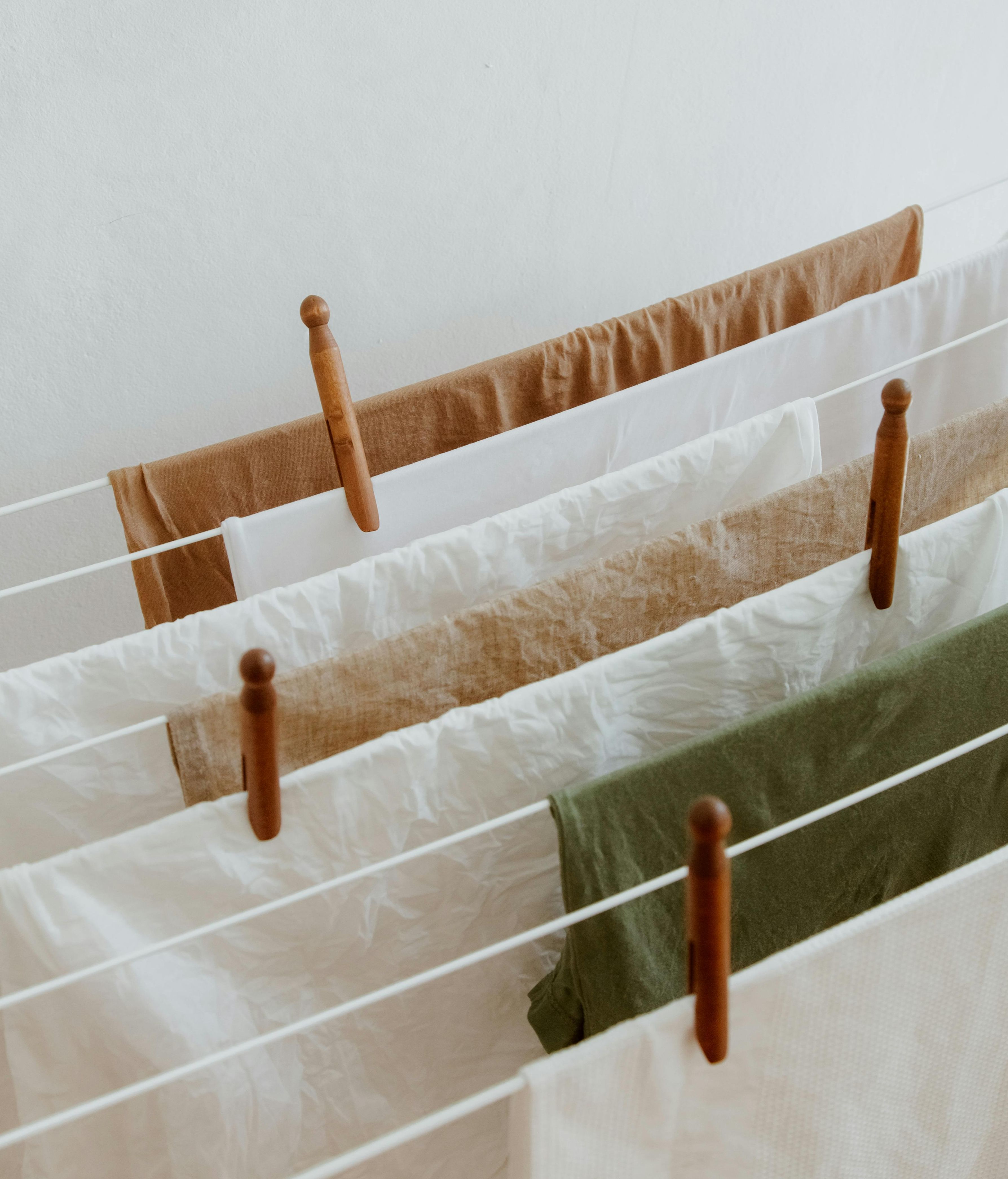 Tiende la ropa dejando una separación entre prendas. FUENTE: Pexels