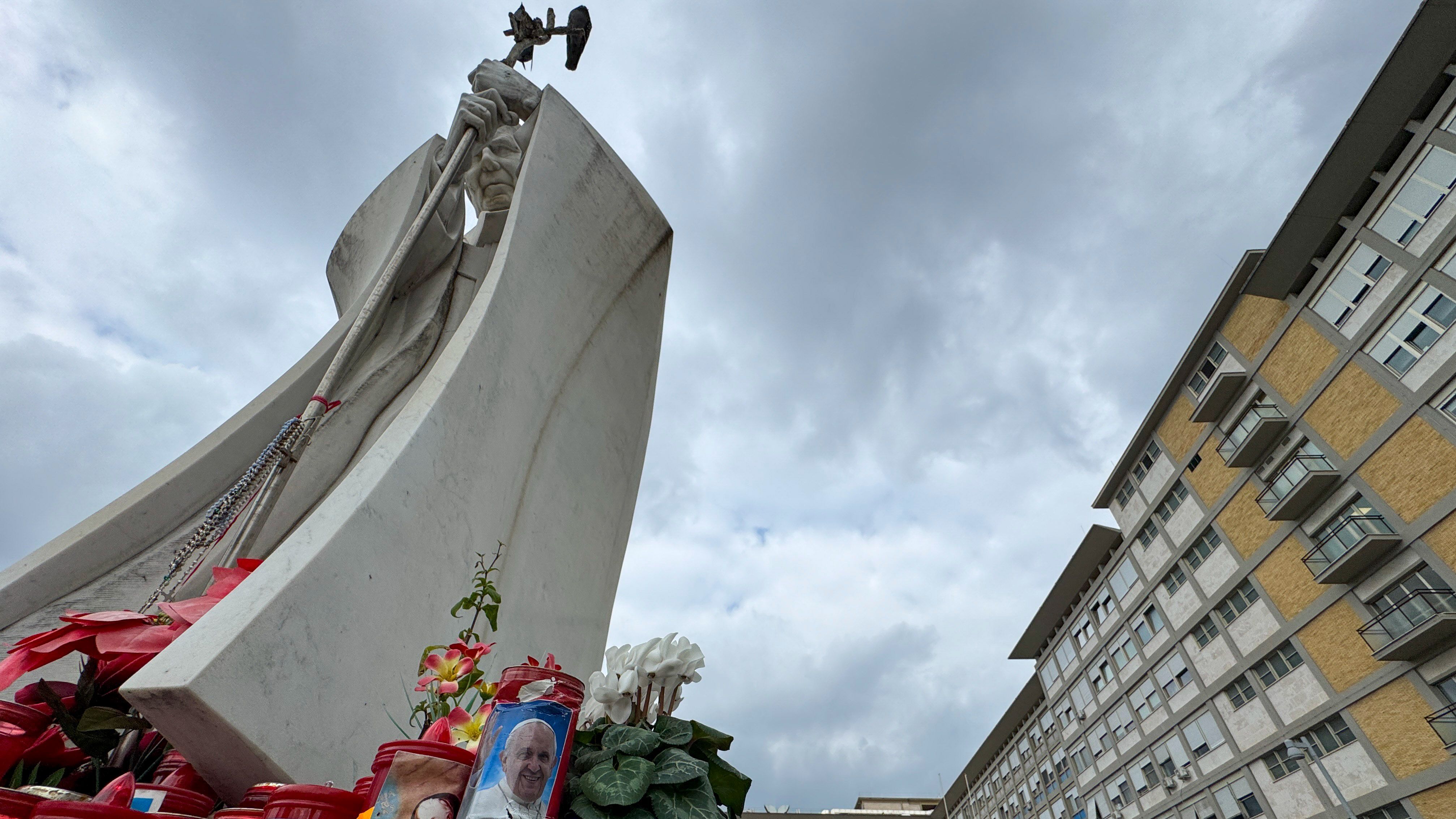 Velas y flores a las puertas del Hospital Gemelli de Roma donde permanece ingresado el papa Francisco