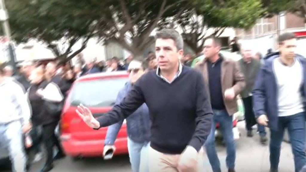 El tenso escrache a Carlos Mazón en Orihuela | manifestantes y militantes del PP llegan a las manos entre gritos de "asesino"