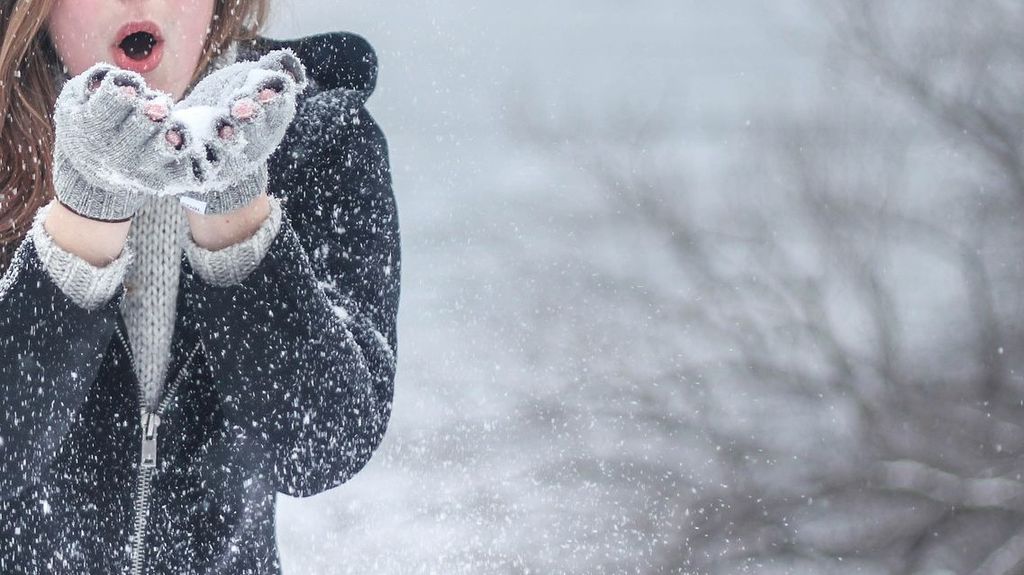 Imagen de archivo de mujer en la nieve