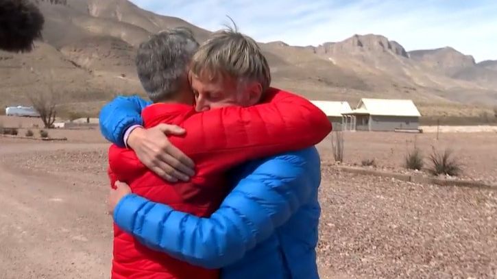 Jesús Calleja se despide emocionado de su familia y de su equipo antes de su viaje al espacio