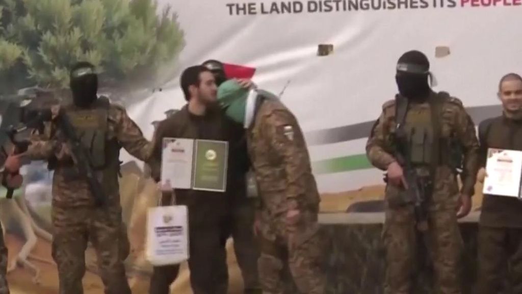Séptimo intercambio de rehenes en Gaza: uno de los seis rehenes israelíes liberados besa a los milicianos