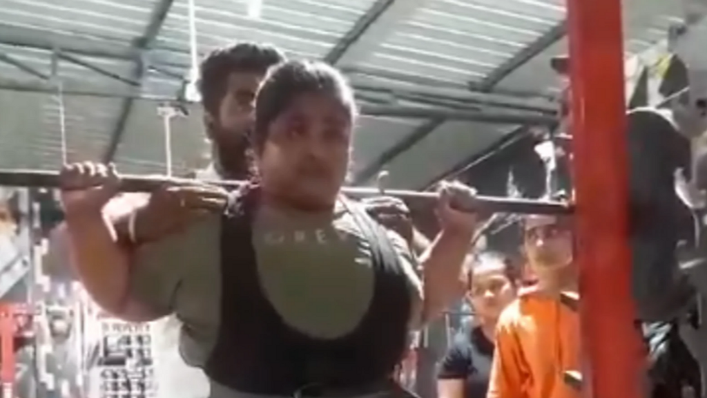 Tragedia en India: una deportista de 17 años muere tras caerse con una barra con 270 kilos sobre su cuello