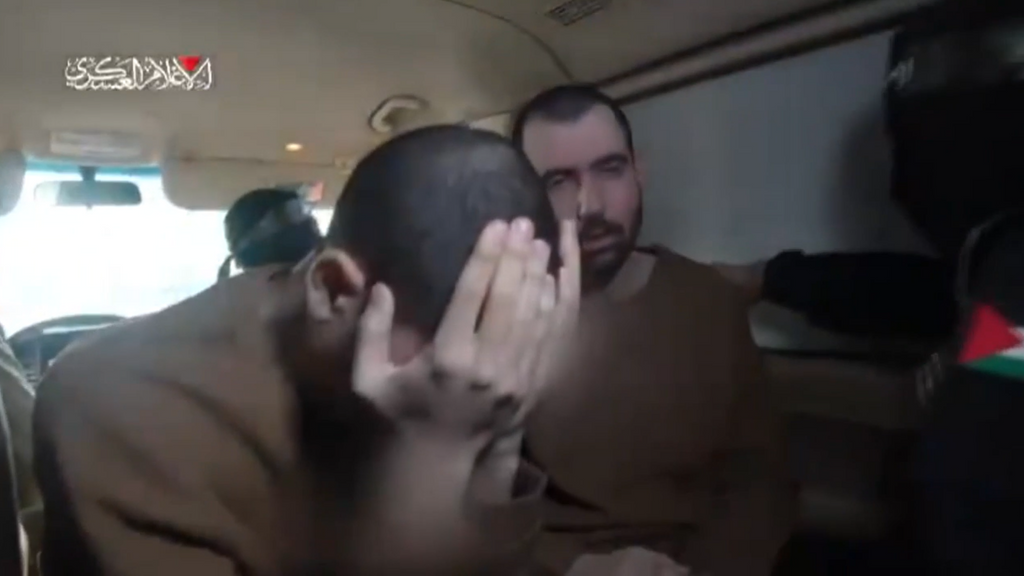 El sufrimiento de unos rehenes israelíes obligados a ver la liberación de otros secuestrados: "Una muestra repugnante de crueldad"