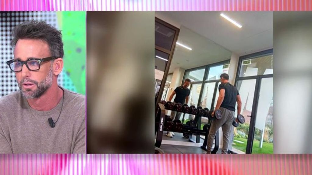 Álvaro Muñoz Escassi, vigilado por una vecina que está "obsesionada" con él: "Su objetivo es conquistarle"