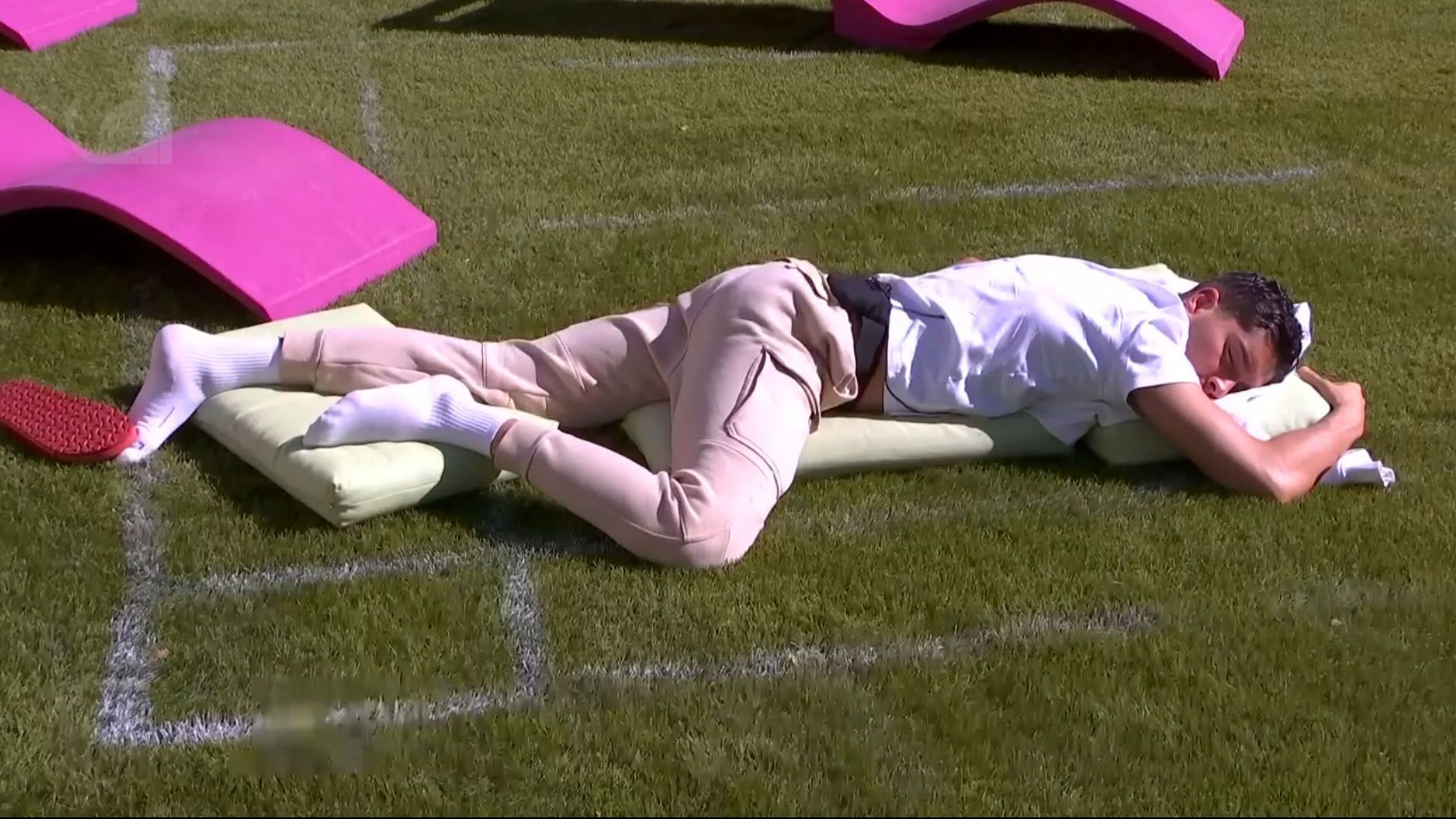 Alex Ghita duerme en el jardín