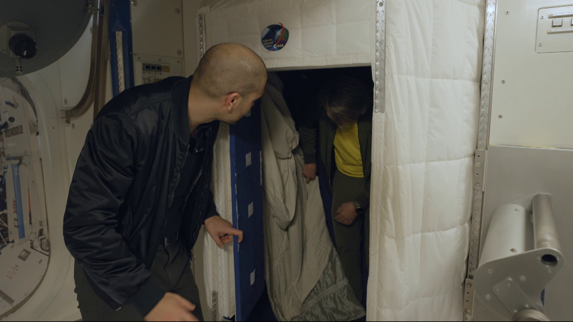 Así duerme un astronauta