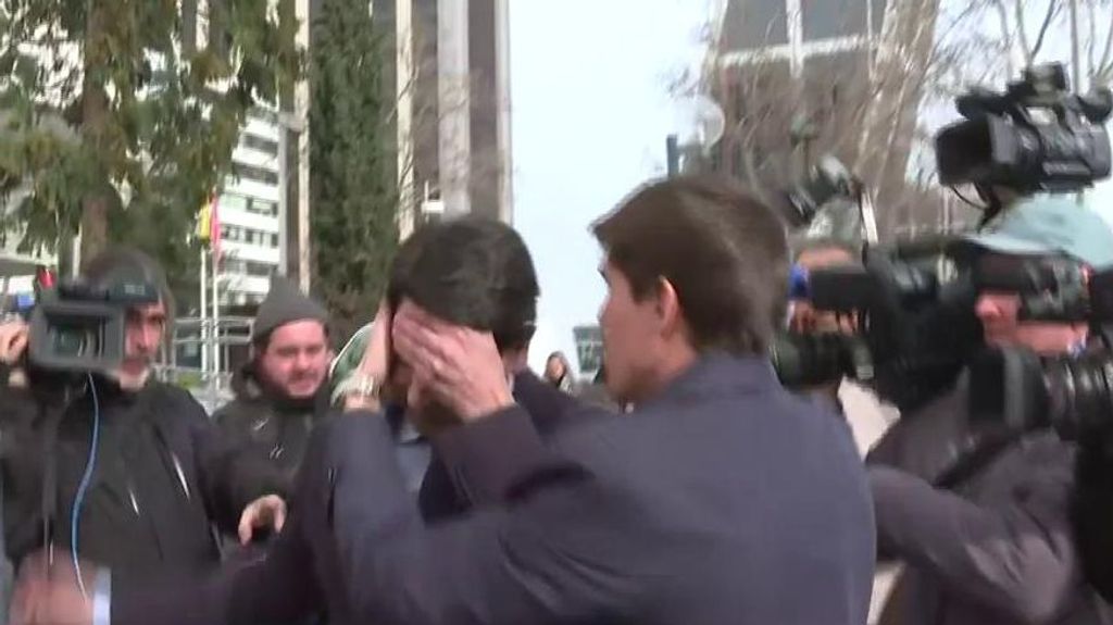 El golpe de un cámara al novio de Ayuso