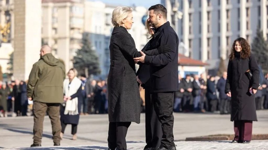 El presidente de Ucrania, Volodymyr Zelenski, saludando a la presidenta de la Comisión Europea, Ursula Von der Leyen.