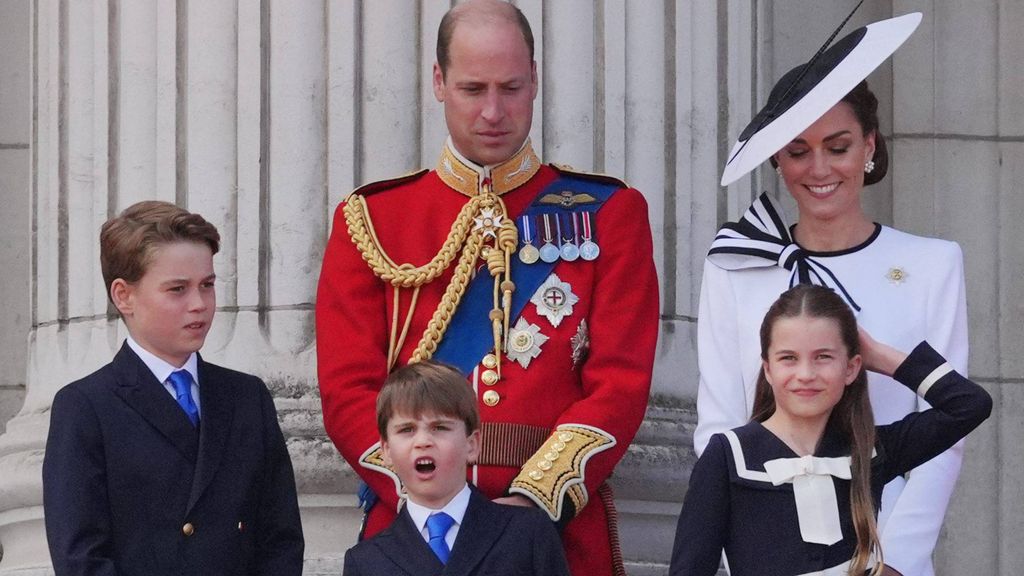 El príncipe Guillermo y Kate Middleton, con sus hijos en el último 'Trooping the colour'