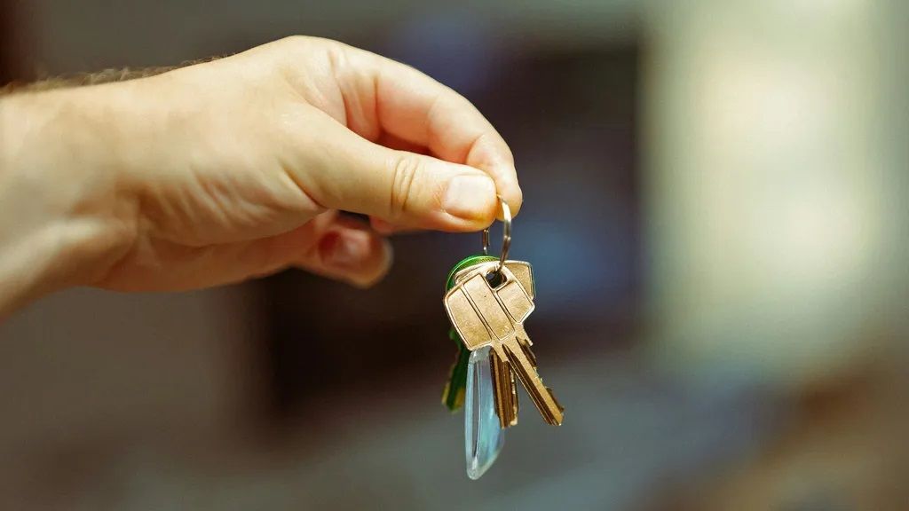 Entregando las llaves tras la venta de una vivienda