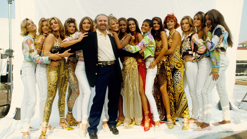 Gianni Versace y varias supermodelos, entre ellas Naomi Campbell y Cindy Crawford, en la década de los 90.
