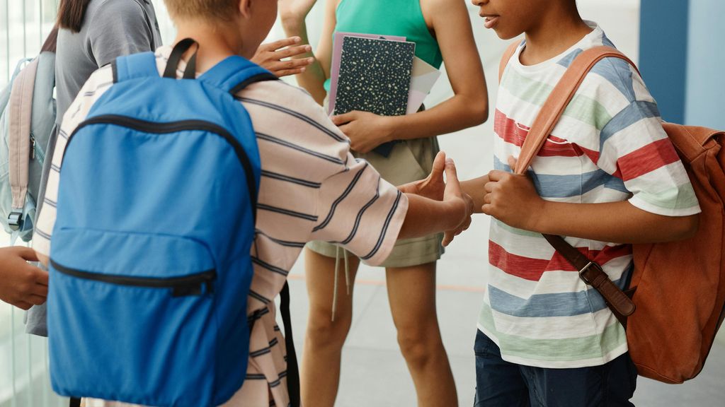 Imagen de archivo de escolares portando mochilas
