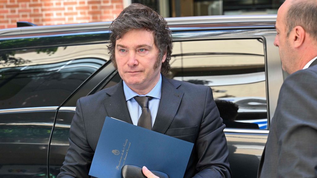 Javier Milei amenaza con torpedear la venta de Telefónica Argentina al grupo Clarín