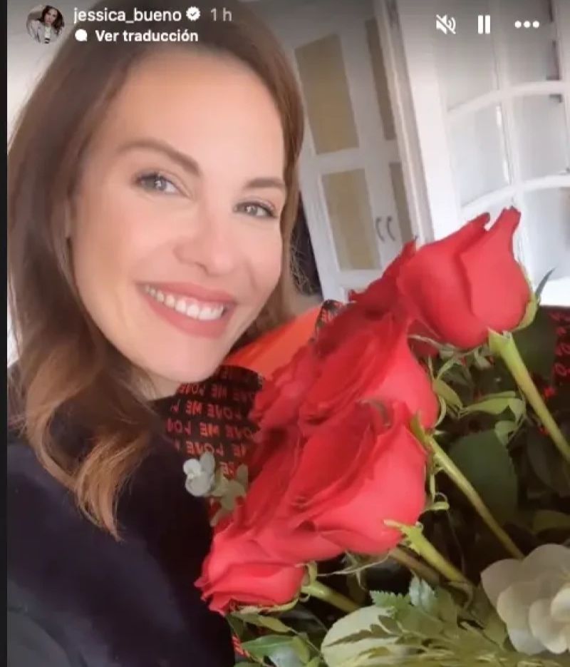 Jessica y las flores que le regaló Luitingo