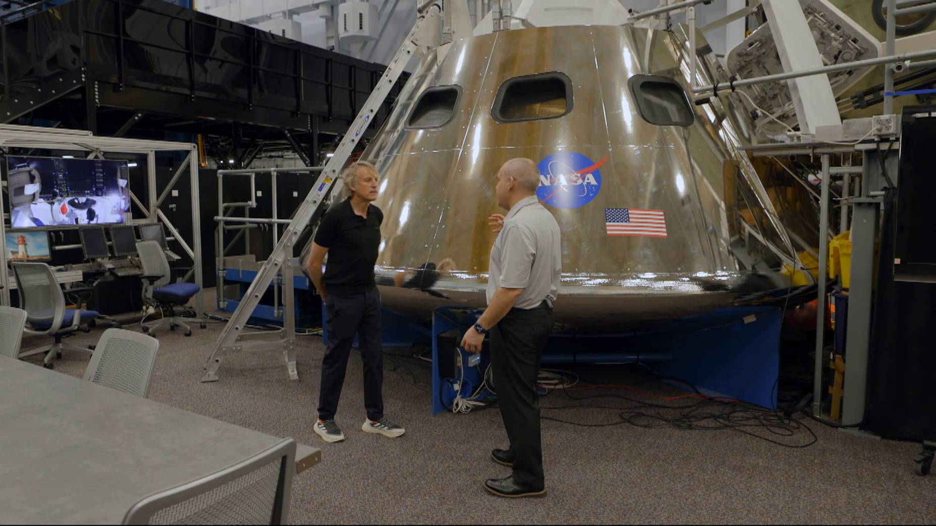 Jesús Calleja con Carlos García Galán, responsable de integración del modulo de servicio europeo de la nave Orión