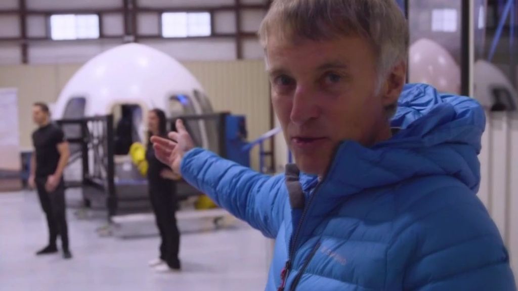 Jesús Calleja "llora como un niño" frente a la cápsula que le llevará al espacio