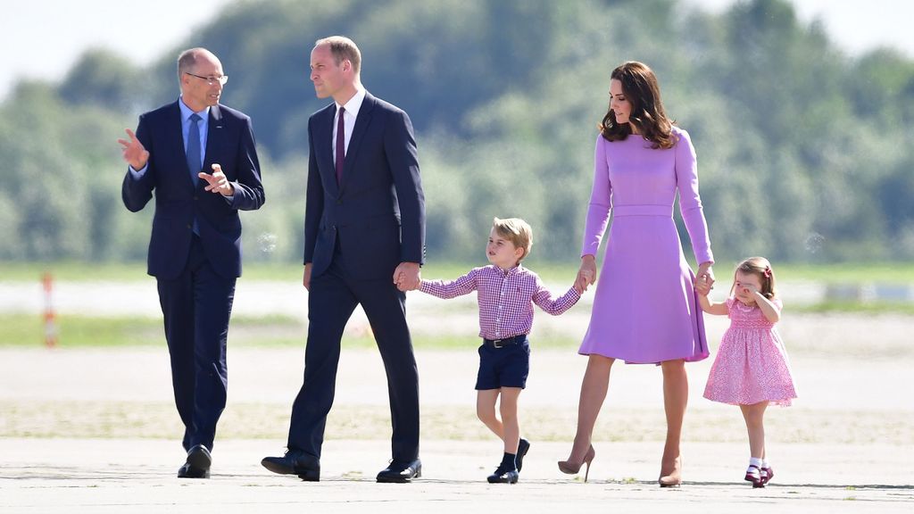 Kate Middleton y el príncipe Guillermo, con sus dos hijos mayores