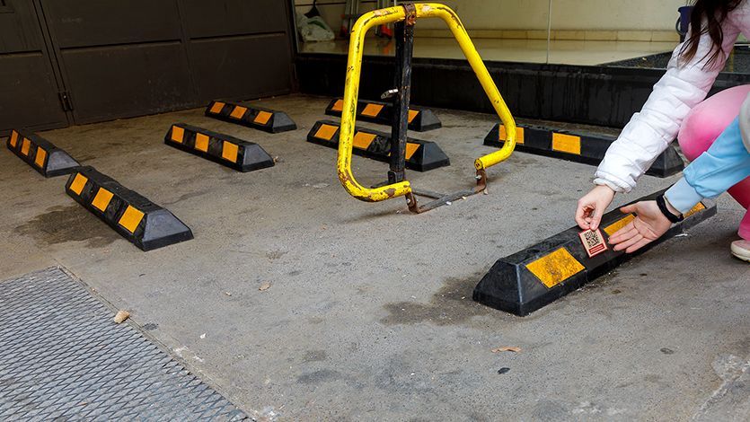 La arquitectura hostil en Barcelona: localizan casi un millar de barreras físicas contra los sintecho