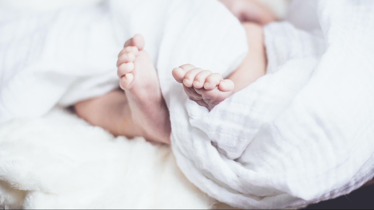 Los padres denuncian que el bebé murió tras un cúmulo de despropósitos y esperar más de hora y media la llegada un helicóptero/ambulancia Los padres denuncian que el bebé murió tras un cúmulo de despropósitos y esperar más de hora y media la llegada un helicóptero/ambulancia