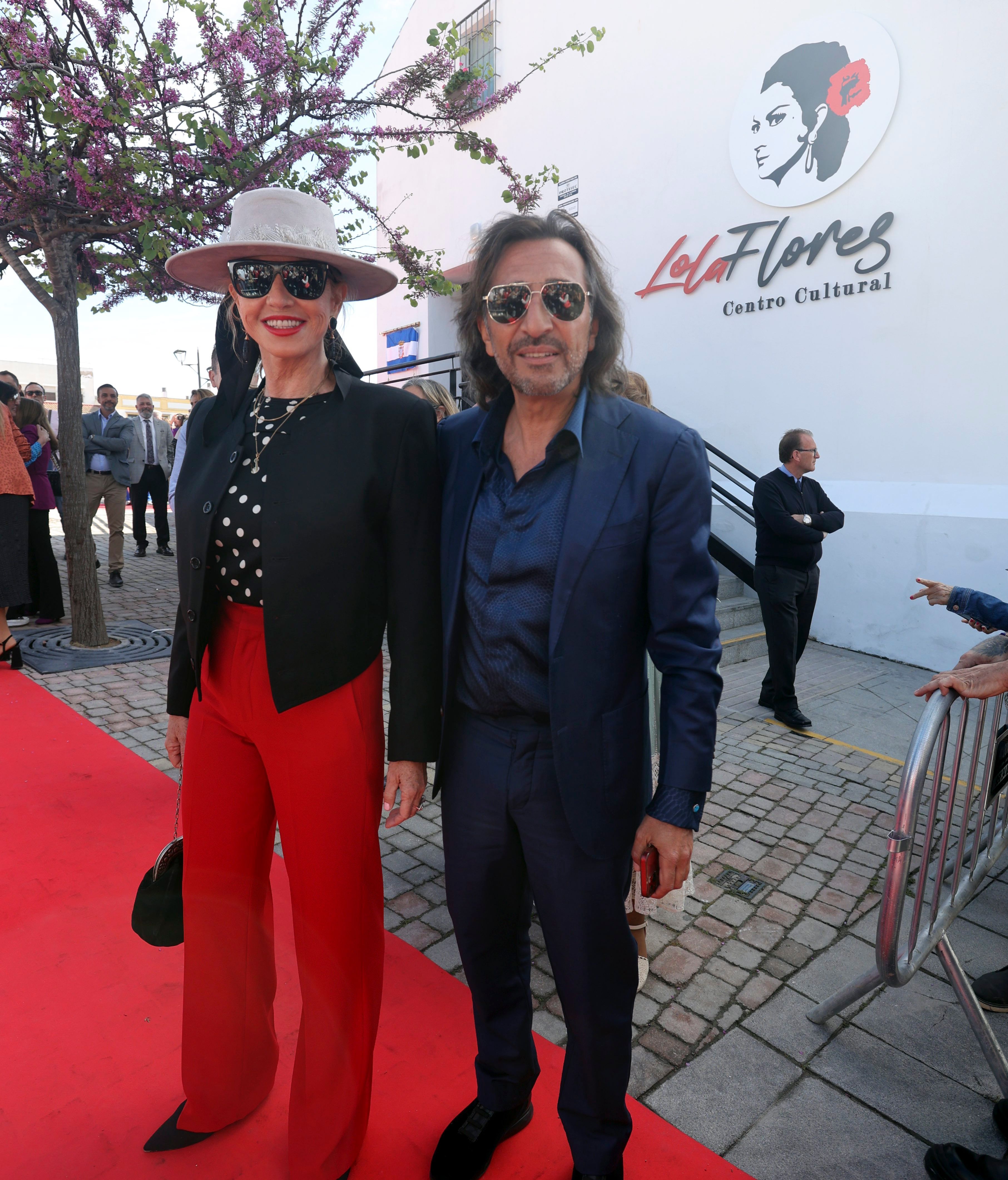 Mariola Orellana junto a su marido, Antonio Carmona, ante el Centro Cultural Lola Flores