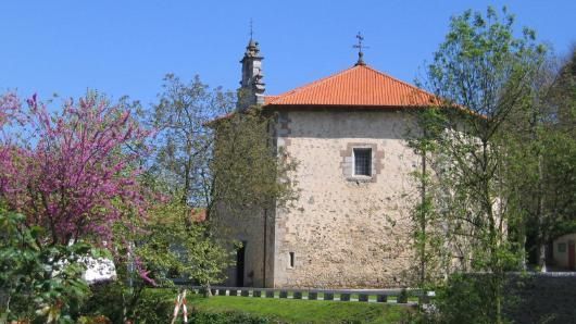 Por fuera parece un pequeño templo más en un bonito paraje entre los ríos Artibai y Urko Ibaia