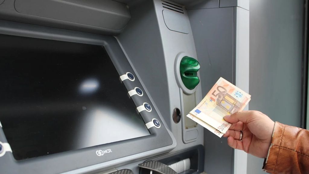 Sacando dinero del cajero