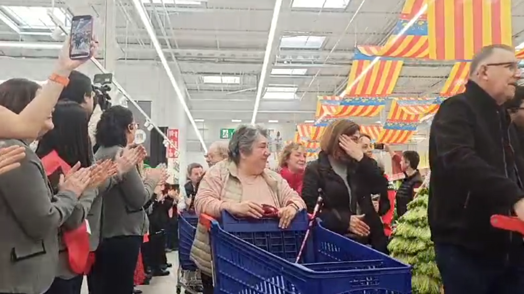 Así ha sido la emotiva reapertura de un supermercado de Alfafar casi cuatro meses después de la DANA