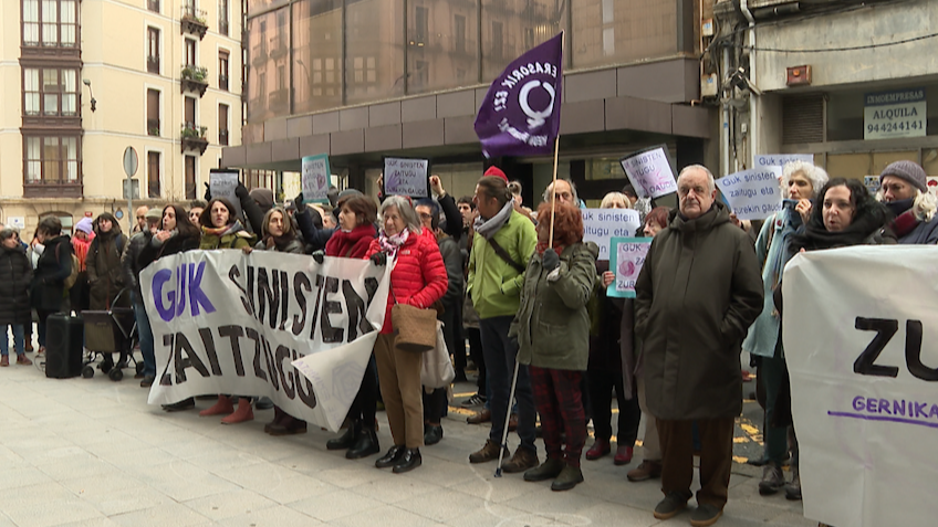 Decenas de personas protestaron a las puertas de los Juzgados contra el acusado, durante el juicio