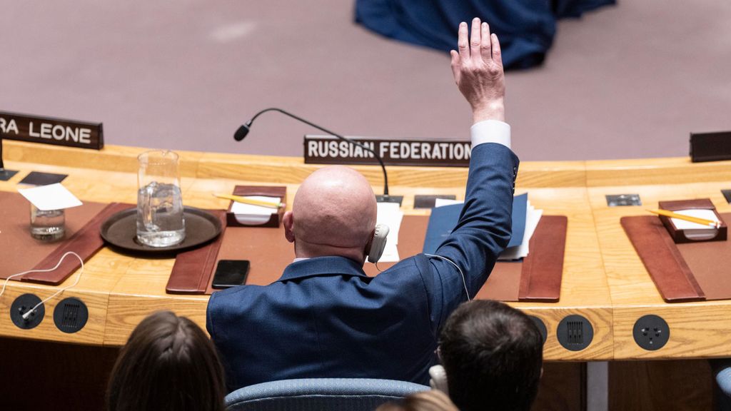 El embajador ruso vota en el Consejo de Seguridad de Naciones Unidas