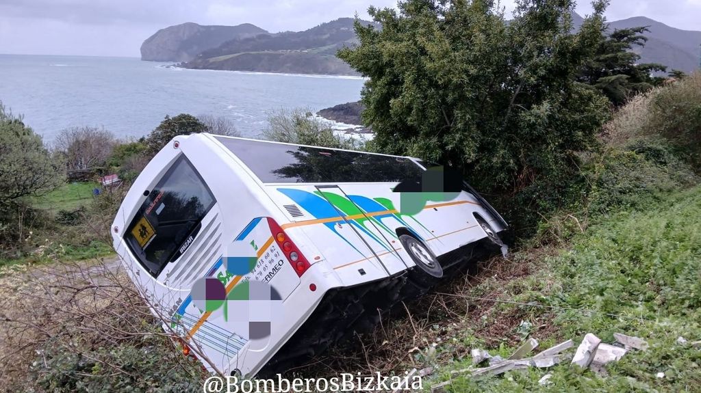 El vehículo ha quedado volcado