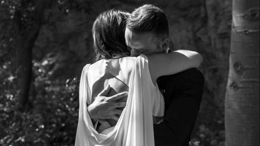 Imagen de esposa y esposo durante una boda