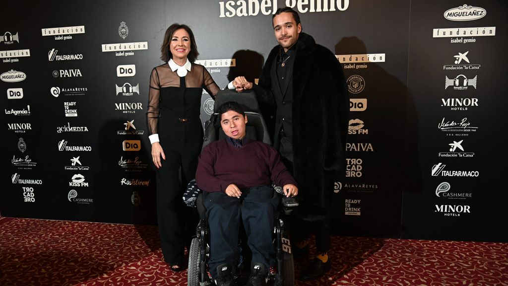 Isabel Gemio y sus dos hijos, Gustavo y Diego