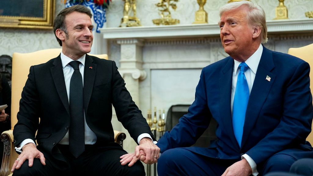 Los numerosos gestos durante la reunión entre Enmanuel Macron y Donald Trump