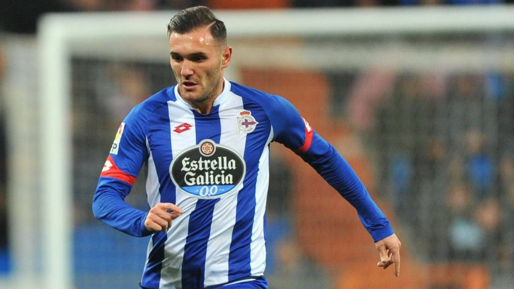 Lucas Pérez, futbolista coruñés, ha revelado que sus padres le dejaron cuando tenía dos años