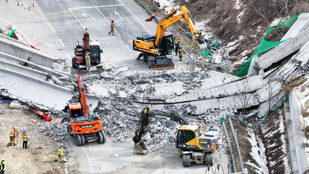 Trabajos en la zona del desastre tras colapsar el puente de Cheonan, Corea del Sur