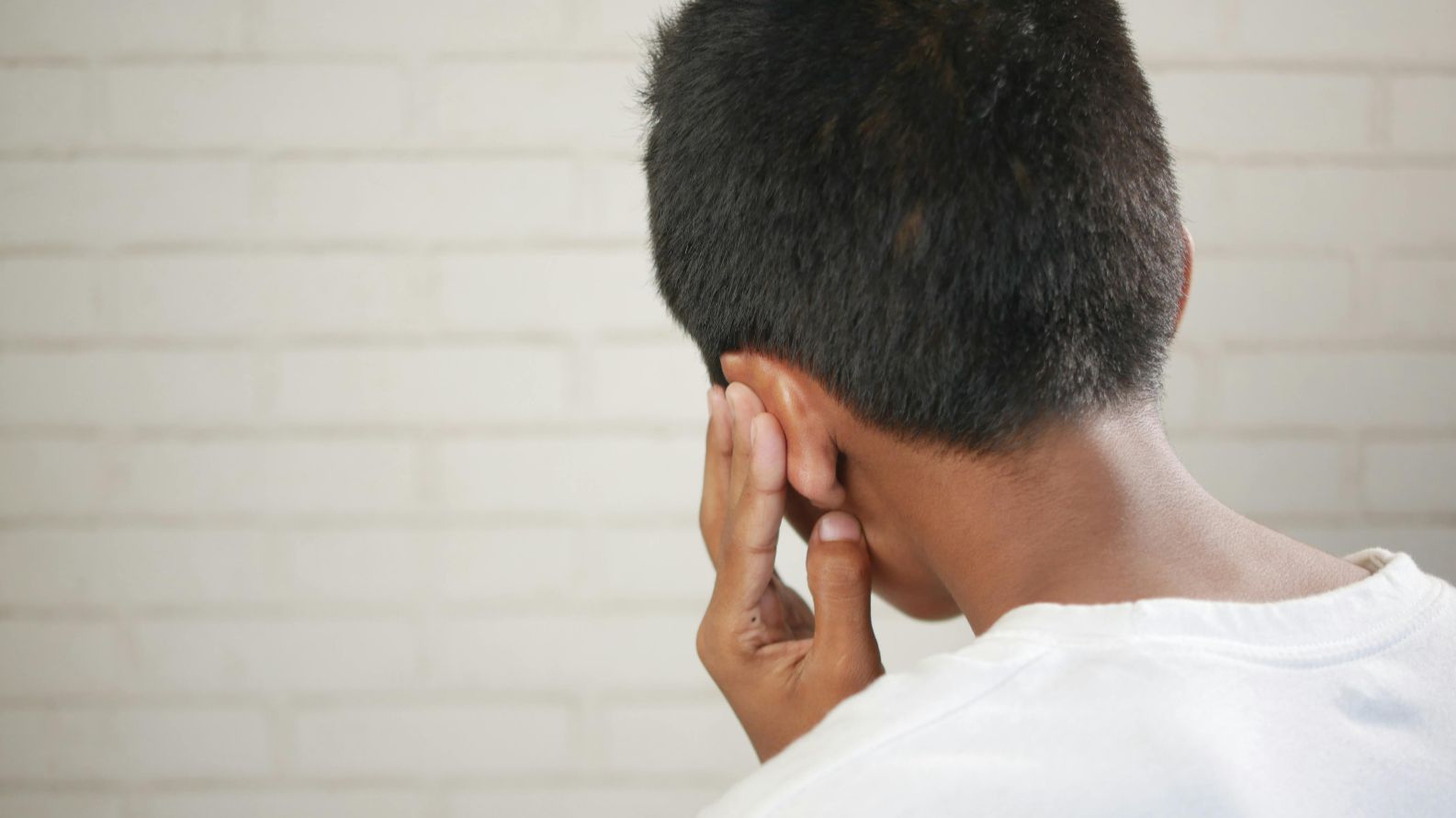 Un niño con dolor de oídos