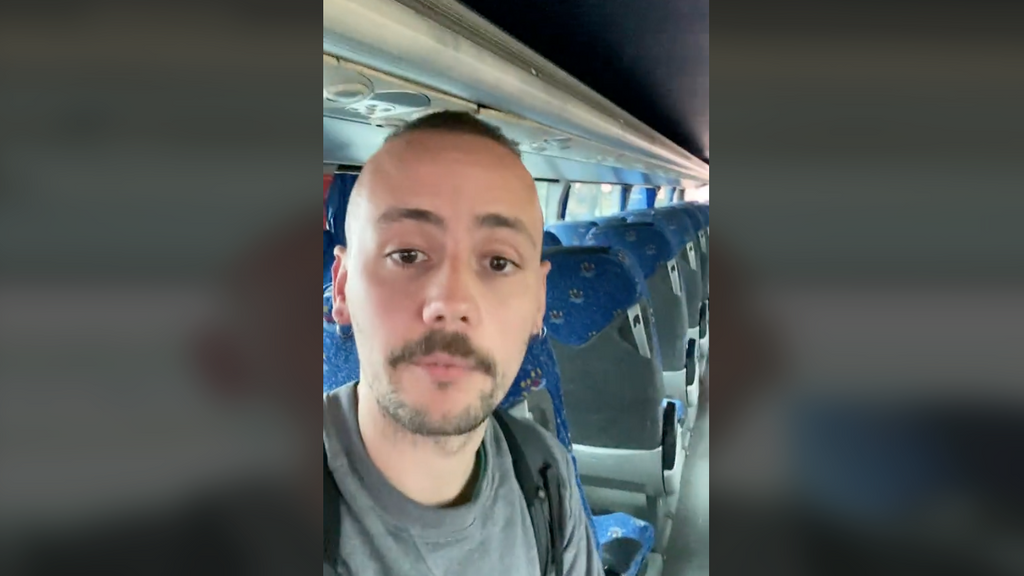Un pasajero graba su reacción tras quedarse encerrado en un bus de Barcelona