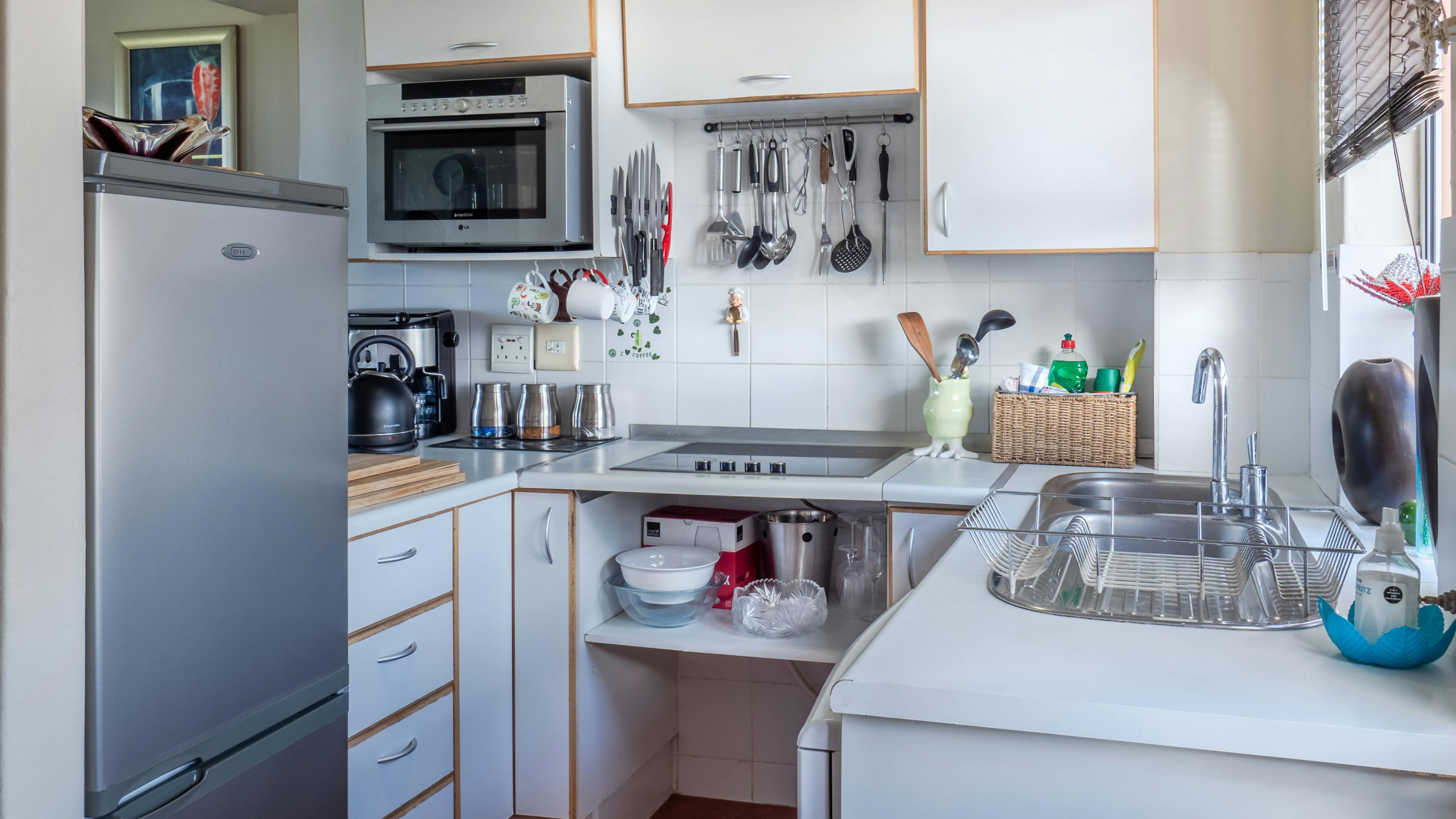 Una cocina con vitrocerámica