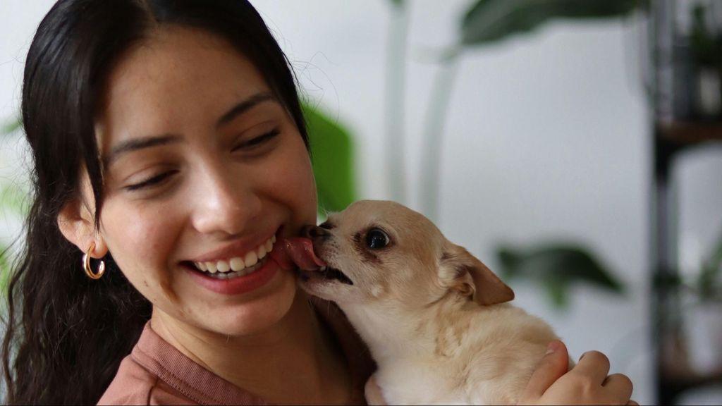 Una joven con un perro
