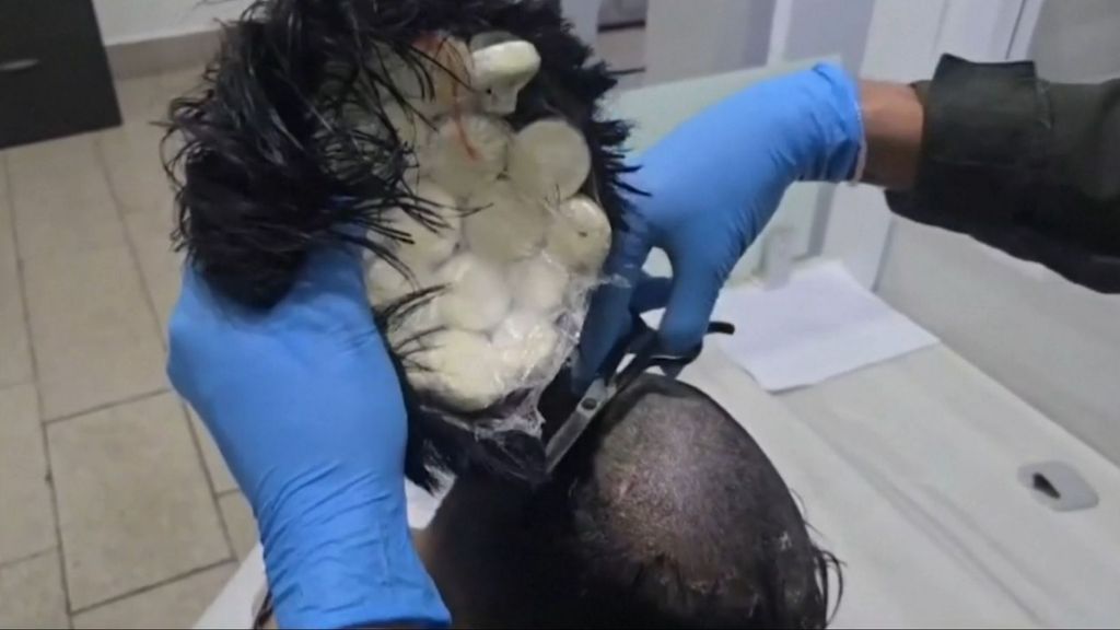 Una ‘narcopeluca’ que transportaba 10.000 euros en droga, el burdo 'invento' de un traficante detenido en Colombia