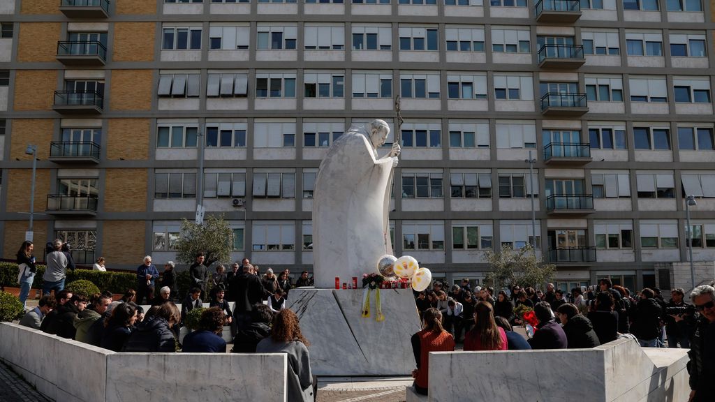 Varios fieles rezan por la salud del papa Francisco a la entrada del hospital Gemelli de Roma