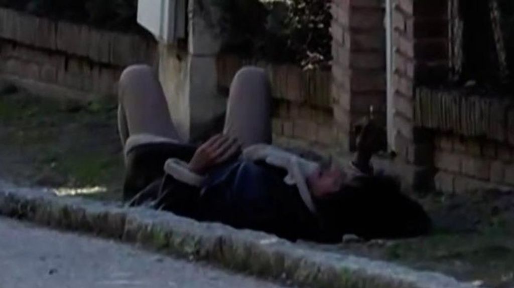 La brutal caída de Sheila Devil con un patinete en la puerta de su casa