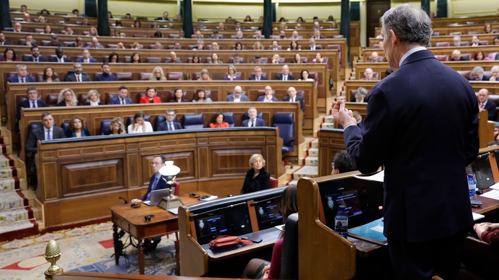 El líder del PP critica el "regalo" al independentismo con la quita de deuda y Pedro Sánchez le aconseja pensarse su rechazo
