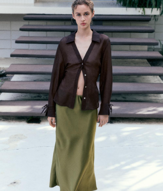 Falda satinada en color verde oliva